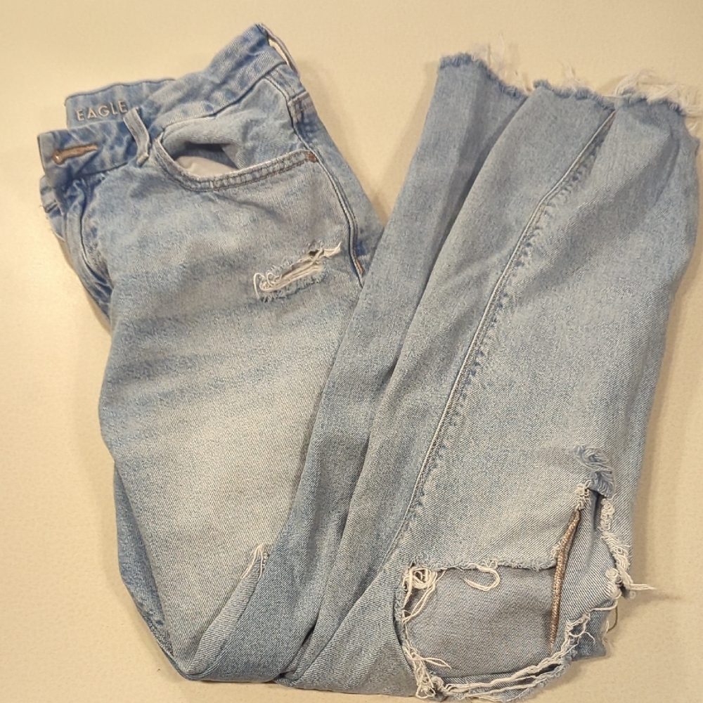 Light Blue Boyfriend Jeans with Distressed Knee and Vintage Appeal